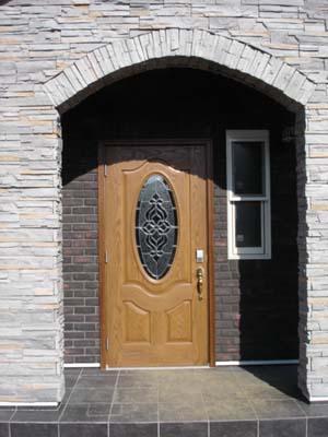 玄関にアクセントストーンを使いアーチ型に仕上げました