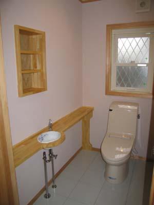 トイレにはオーダーメイドの手洗いカウンターをつけました